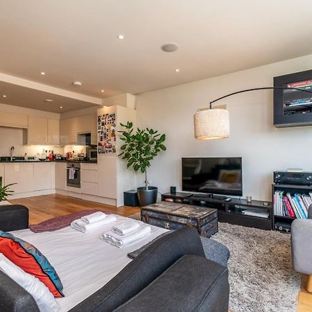 Bright & Spacious Battersea Flat Лондон Екстериор снимка
