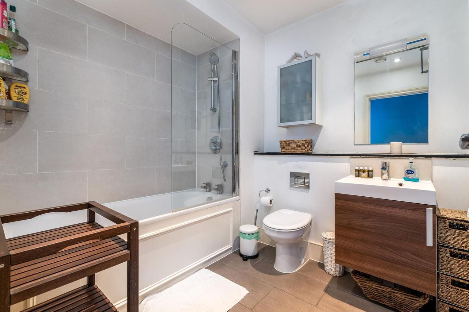 Bright & Spacious Battersea Flat Лондон Екстериор снимка