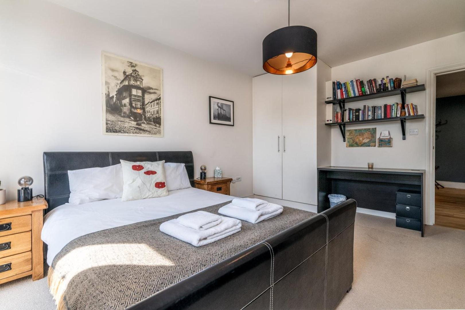 Bright & Spacious Battersea Flat Лондон Екстериор снимка